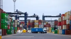 Pátio com containers e um caminhão