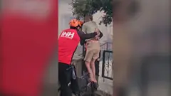 Spašavanje starijeg čoveka u kolicima iz šumskog požara