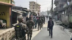 वीरगन्जमा गस्ती गर्दै नेपाली सेनाको एउटा टोली
