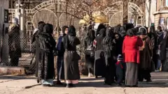 طابات يمنعن من دخول الجامعت في كابل