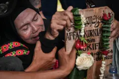 Orang tua Affan Kurniawan, pengemudi ojek online yang tewas usai dilindas kendaraan taktis polisi, menangis usai pemakaman sang anak pada Jumat (29/8).