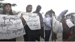 ''දැන් හත්පොලේ ගාගෙන ඉන්නේ. කරුණාකරලා බැහැල යන්න මේ තරුණ ළමයින්ට රට දීලා.''