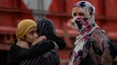 ஐ.எஸ் கைதிகளை இனியும் எங்களால் காக்க முடியாது: குர்துகள் - சிரியாவில் நடப்பது என்ன?
