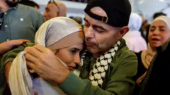 Azad edilmiş fələstinli məhbusları izdiham qarşılayıb