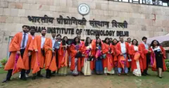 দিল্লি আইআইটি-তে গত বছরের সমাবর্তনের পর ইঞ্জিনিয়ারিং স্নাতকদের একাংশ