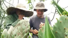 농부와 이야기를 나누는 고슈(사진 오른쪽)