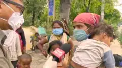 Repórter da BBC entrevista migrante