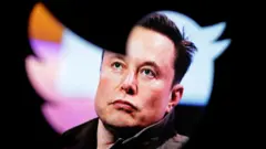 تظهر صورة ماسك من خلال شعار تويتر.