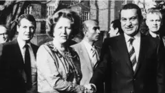 مبارك يصافح ثاتشر