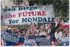 Joan ao lado do então candidato à presidência democrata Walter Mondale