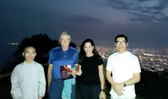 Tỷ phú Bill Gates và bạn gái chụp ảnh cùng nghệ nhân Hoàng Anh Sướng (phải) ở buổi thiền trà trên đỉnh Bàn Cờ ngày 6/3