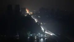 Фари транспортних засобів освітлюють автомагістраль під час відключення електроенергії в Києві, Україна, у п'ятницю, 10 жовтня 2025 року.