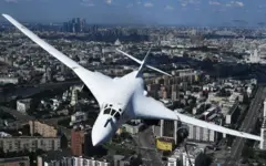 Um Tu-160 voando sobre Moscou