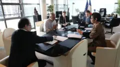Video konferansa katılan Fransız heyeti