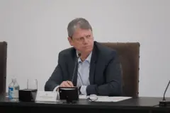 O governador de São Paulo, Tarcísio de Freitas, em reunião sobre casos de intoxicação por metanol