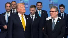 NATO首脳会議の集合写真撮影時に、スターマー英首相を見下ろすトランプ米大統領