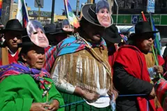 Indígenas partidarios de Evo Morales con máscaras con el rostro del expresidente en 2025