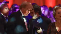 Donald Trump junto a Javier Milei durante la gala del America First Policy Institute, celebrada en Mar-a-Lago, una residencia privada de Trump, el 14 de noviembre de 2024.