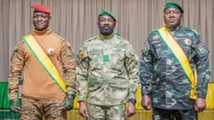 Perezida Kapiteni Ibrahim Traoré wa Burkina Faso, General Assimi Goïta wa Mali na General Abdourahamane Tiani wa Niger mu muhango bahuriyemo i Bamako mu myaka ishize