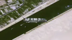 قول الخبراء إنه على الرغم من الجهود المبذولة لتخليص السفينة، إلا أن الأمر قد يستغرق أسابيع.