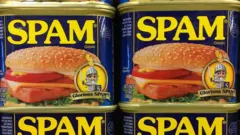 Latas de la carne enlatada Spam en una vitrina de supermercado