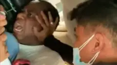 Yeroo qondaaltonni Indoneeshiyaa dippilomatii Naayijeeriyaa mataa gadi qabuun konkolaataa keessa kaa'an