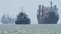 شناورها در تنگه هرمز در نزدیکی ساحل بندرعباس، ۲۵ اوت ۲۰۲۶
