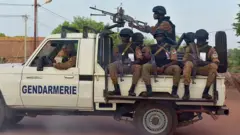 Dix-huit assaillants et un gendarme tués au Burkina