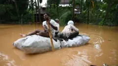မြိတ်မြို့ရေကြီးရေလျှံလို့ ကိုယ့်နည်းကိုယ့်ဟန်နဲ့ ဖြေရှင်းကြ