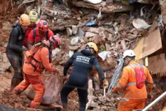Bombeiros buscam sobreviventes entre escombros
