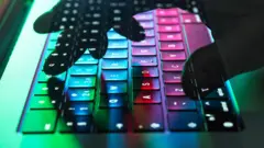 tecladosulbetscomputador com luzes coloridas 