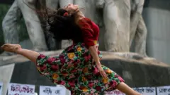 সাড়া জাগানো ব্যালে নাচ