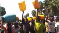 ለሰልፍ የወጡ ነዋሪዎች 