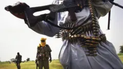 የጦር መሳሪያ የታጠቀ ሰው