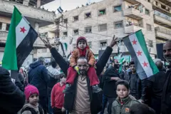 Un hombre posa en una celebración en el barrio de Khaldiyeh, otrora asediado, en Homs. La gente se reunió en Homs para celebrar el primer aniversario de la caída del régimen de Bashar al-Assad, un año después de su colapso el 8 de diciembre de 2024.