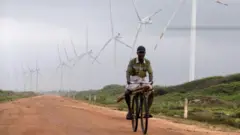 Um homem passavaidebet liga nao encontradabicicleta por um parque eólico no Sri Lanka, país que está se voltando cada vez mais para as energias renováveis ​​após uma crise econômica causadavaidebet liga nao encontradaparte pelos altos custosvaidebet liga nao encontradaenergia