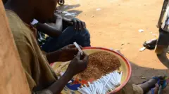 Wani matashi yana ƙulla kayan maye domin sayarwa
