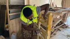 Umukobwa ariko arakora igitanda