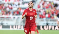 Yunus Akgün gülerek koşuyor. Az önce gol attığı için sevinçli