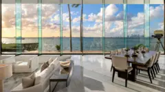 Sala da casa de John Daveney em Key Biscane, com duas enormes janelas de vidro e a cidade de Miami ao fundo