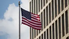 Bandera frente a la embajada de EE.UU. en Cuba