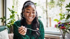 ¿Cuál es la mejor hora para cenar? Por qué comer lo mismo tiene un efecto diferente según el momento del día