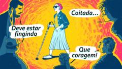 Mulher segurando bengala branca caminha com ar decidido pela rua. Ela veste uma saia plissadaclube do luva betcomprimento médio e cor azul clara,  uma jaqueta curta azul escura e sapatos esportivos. Seus cabelos são curtos, com fio reto, logo abaixo da orelha. Ela usa óculos escuros e seus lábios, embora fechados, trazem um leve sorriso. A mulher é observada por cinco figuras situadas nos lados direito, esquerdo e parte inferior da ilustração. As figuras são acompanhadasclube do luva betbalões que expressam seus pensamentos:  'Coitada...', diz um. 'Que coragem!', diz outro. 'Deve estar fingindo', diz o terceiro balão. 