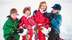 Suas Altezas Reais o Príncipe Harry, a Princesa Beatrice, o Príncipe William e a Princesa Eugenie em férias de esqui em Klosters, Suíça, em 4 de janeiro de 1995.