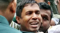 ২০১৬ সালে চট্টগ্রাম মেডিকেল কলেজ হাসপাতালে স্ত্রীর মরদেহ দেখার পর বাবুল আক্তার (ফাইল ছবি)