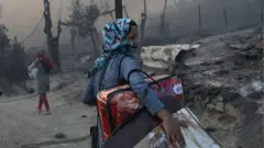 لاجئة في المخيم