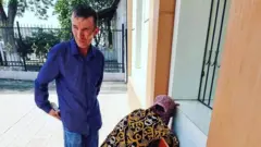 Жаҳонгир Улуғмуродовнинг ота-онаси суд биноси олдида