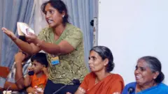கோப்புப் படம்: இலங்கை உள்நாட்டுப் போர் முடிவதற்கு முன்பாக காணாமல் ஆக்கப்பட்ட ஒருவரின் உறவினர் அப்போதைய அதிபர் ராஜபக்ஷேவிடம் முறையிடும் படம்.
