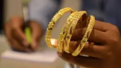স্বর্ণের গয়না বাংলাদেশে খুব গুরুত্বপূর্ণ।