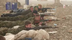 Ўқотар куролдан отишни машқ қилаётган кўнгиллилар